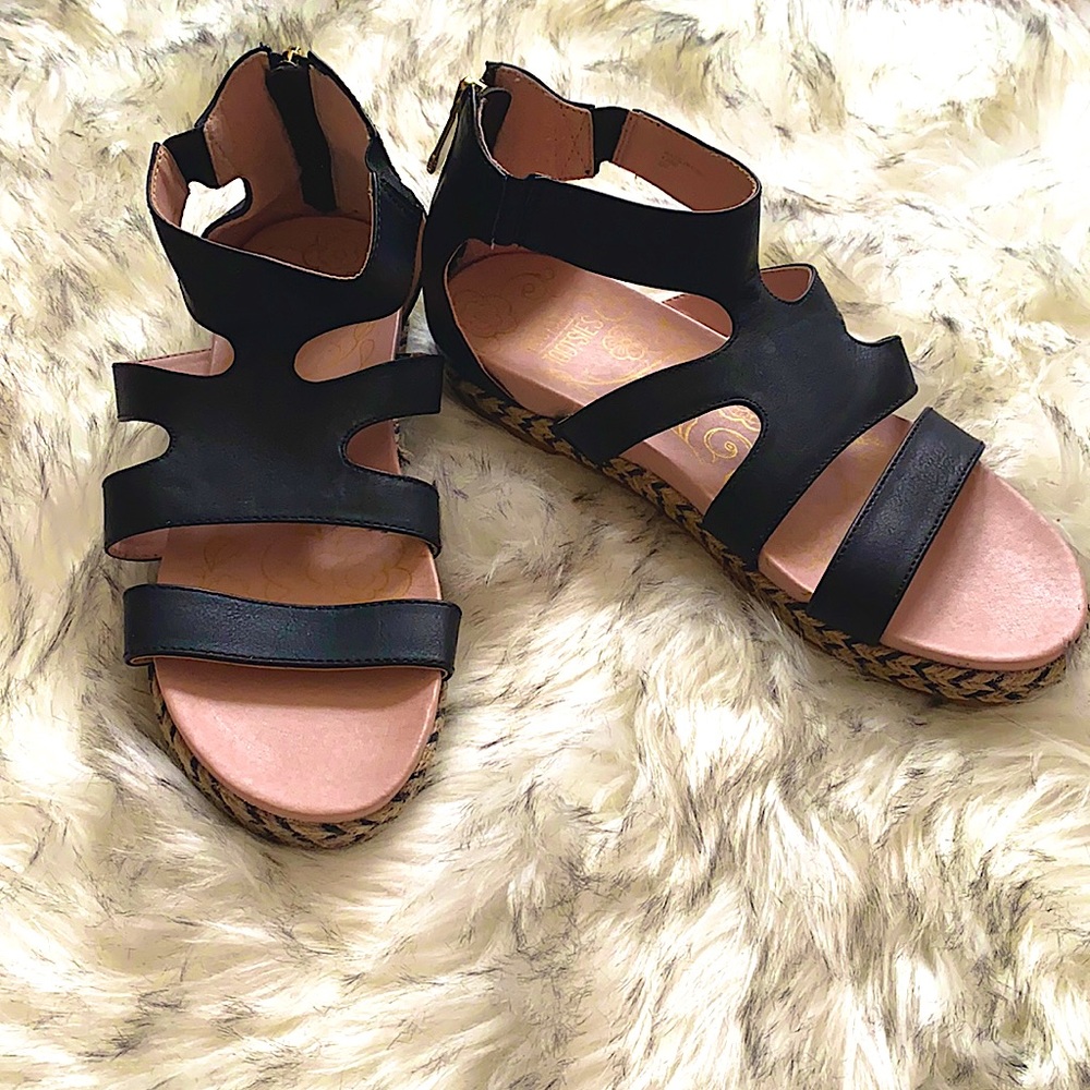 Women’s NEW sandals in EXCELLENT Condition!